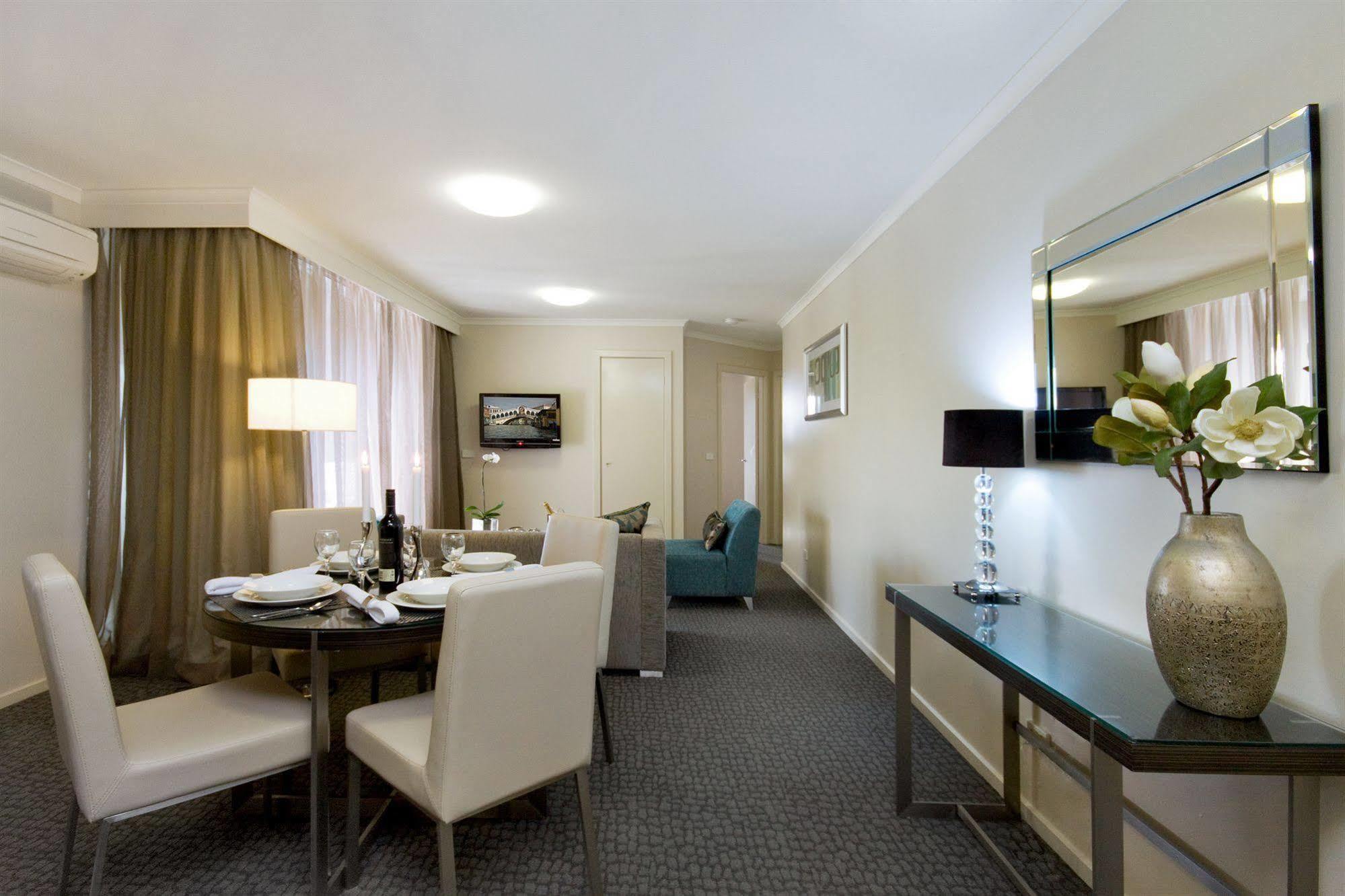 Pacific Suites Canberra Exterior photo